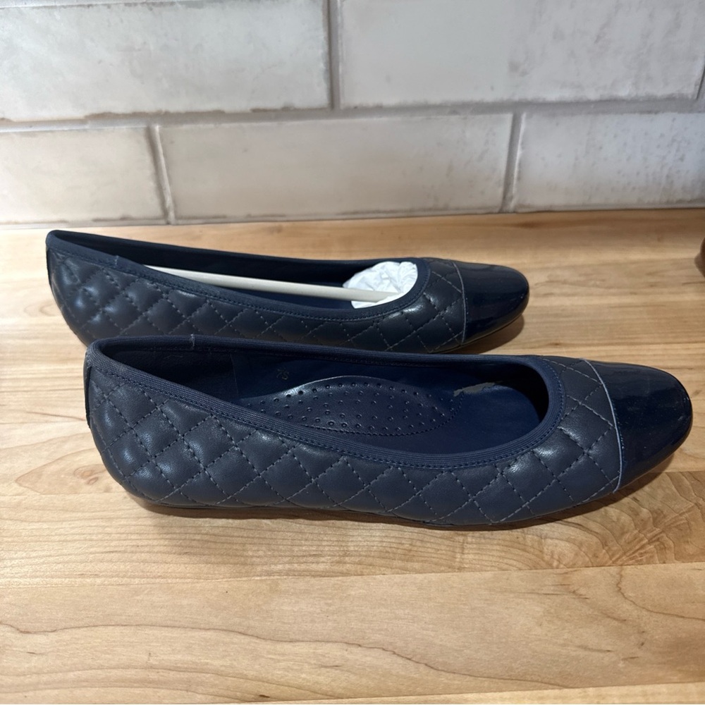 NIB! Vaneli Serene Flat, Navy